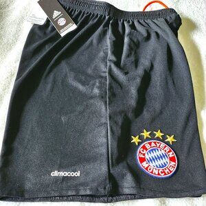 NWT Soccer Shorts Bayern Munich Men Small Black retro A10033